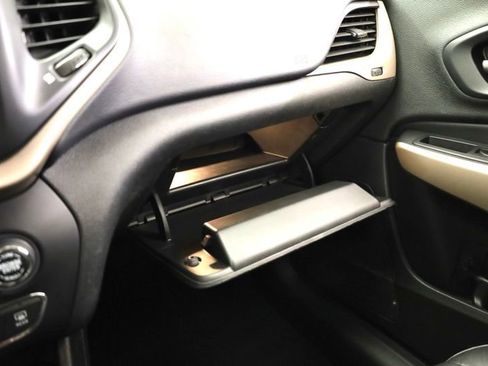 Used 2018 Jeep Cherokee Limited image 24