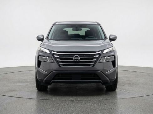 Used 2025 Nissan Rogue SV image 2