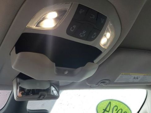 Certified 2024 Chrysler Pacifica Touring-L image 18