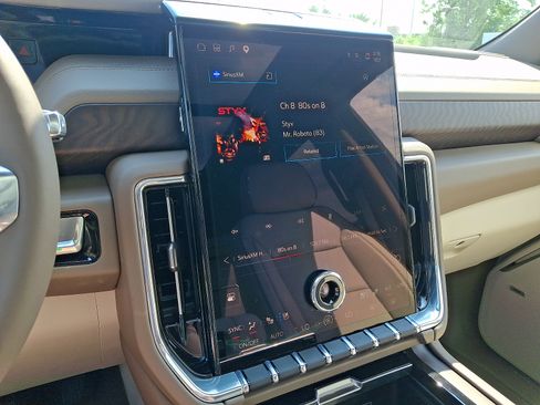 Used 2025 GMC Yukon XL Denali w/ Sun & Power Step Package AWD/4WD image 18
