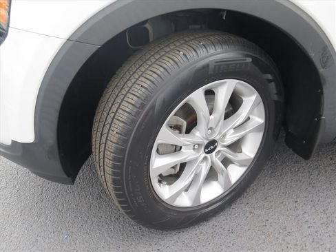 Used 2022 Kia Telluride LX FWD image 18