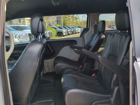 Used 2017 Dodge Grand Caravan SXT image 14