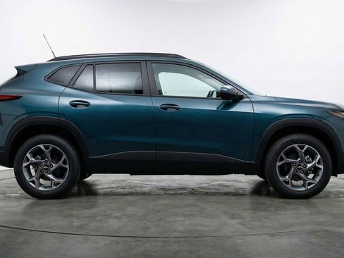 Used 2025 Chevrolet Trax LT w/ LT Convenience Package image 11