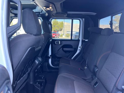 Used 2023 Jeep Gladiator Mojave AWD/4WD image 17
