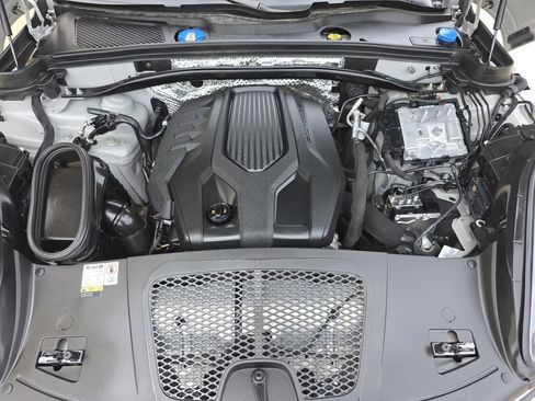 Used 2024 Porsche Macan AWD/4WD image 33