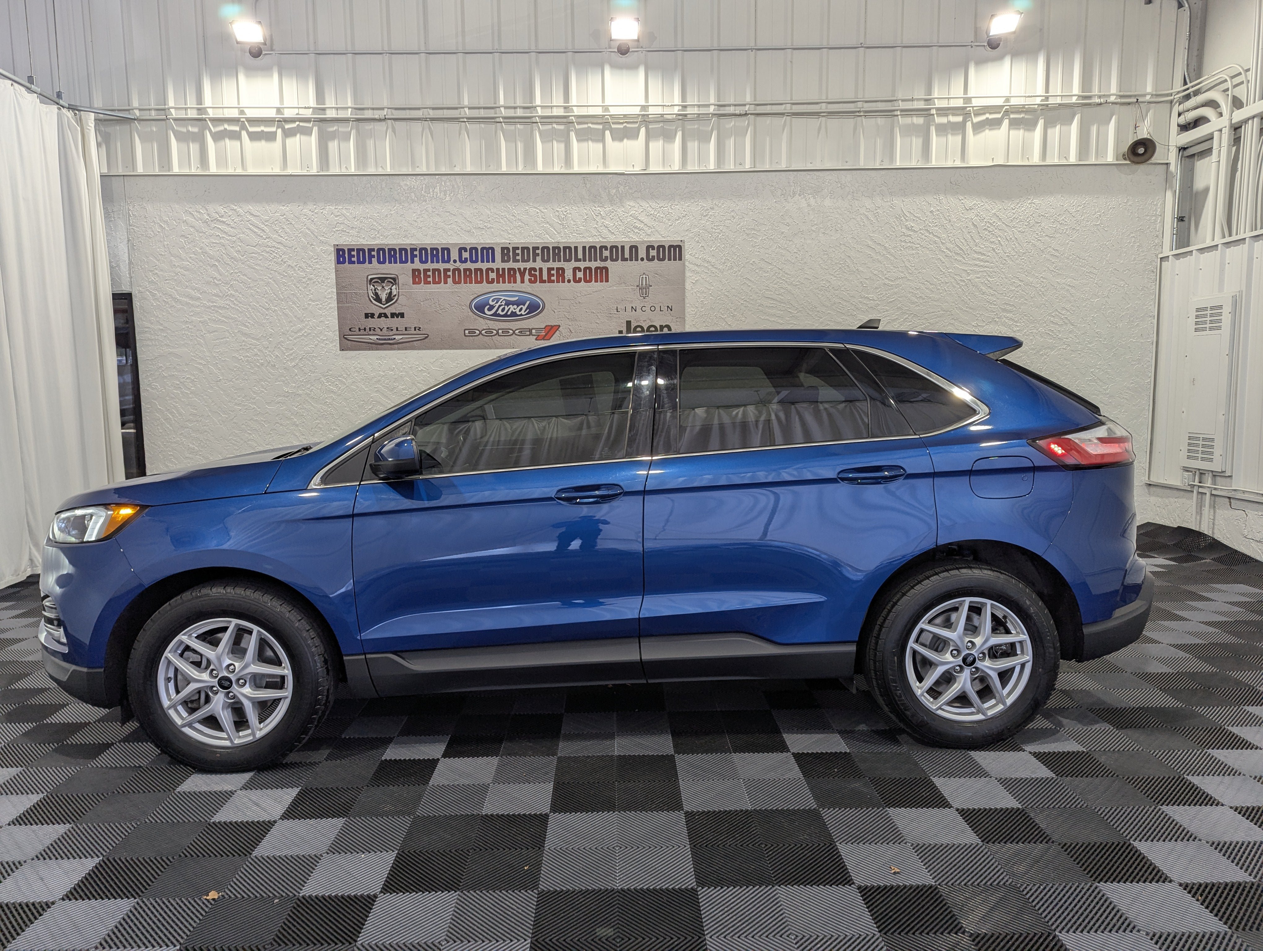 Used 2024 Ford Edge SEL w/ Convenience Package AWD/4WD image 2