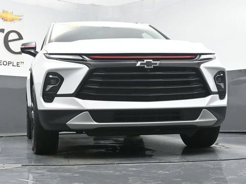 Used 2024 Chevrolet Blazer LT w/ Sound & Technology Package FWD image 3