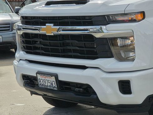 Used 2024 Chevrolet Silverado 3500 LT image 9