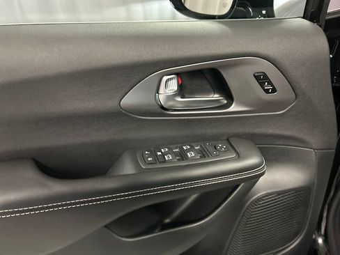 New 2026 Chrysler Pacifica Select image 12