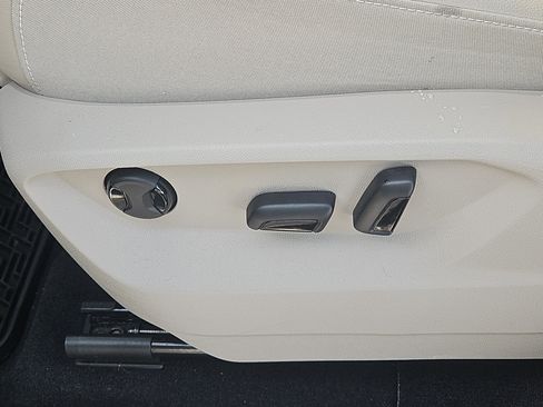 Used 2025 Volkswagen Atlas SE image 14