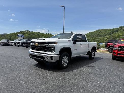Used 2024 Chevrolet Silverado 2500 LT AWD/4WD image 2