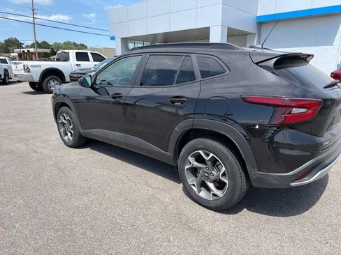 Used 2025 Chevrolet Trax LT FWD image 28
