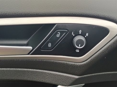 Used 2017 Volkswagen Golf SE image 9