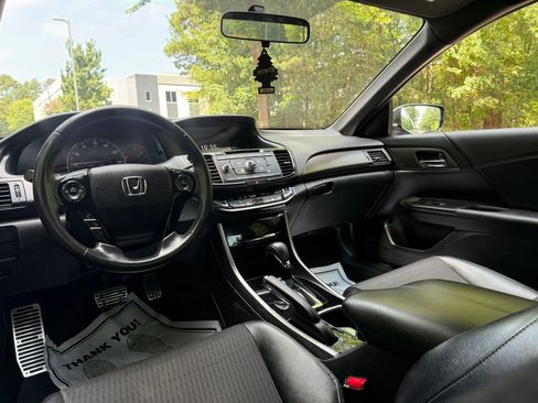 Used 2017 Honda Accord Sport image 9