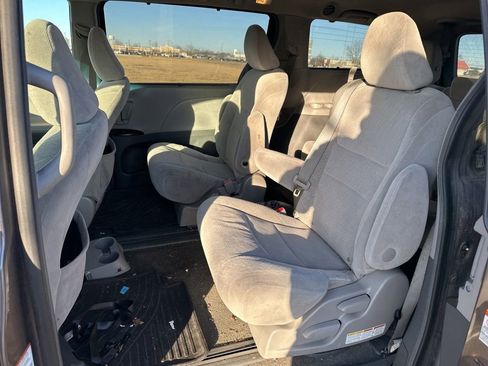 Used 2015 Toyota Sienna LE image 15