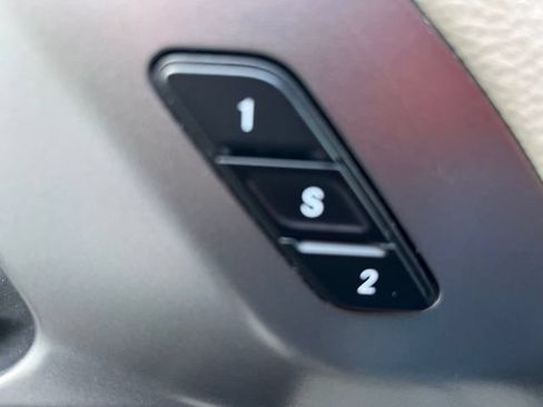 Used 2023 Chrysler Pacifica Touring-L FWD image 12