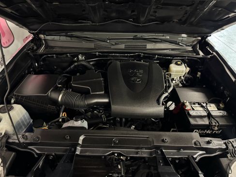 Used 2021 Toyota Tacoma TRD Off-Road image 6