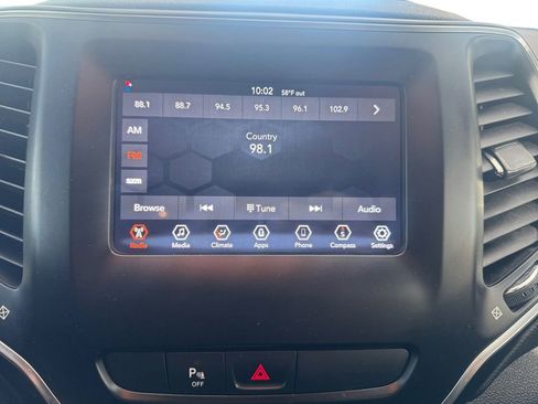 Used 2020 Jeep Cherokee Latitude Plus image 24