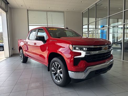 Used 2024 Chevrolet Silverado 1500 LT image 3