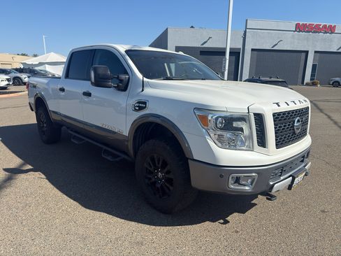Used 2018 Nissan Titan PRO-4X w/ Pro-4x Convenience Package AWD/4WD image 3