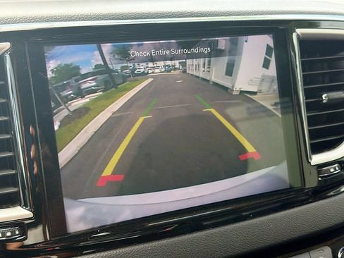 Used 2024 Chrysler Pacifica Touring-L FWD image 14