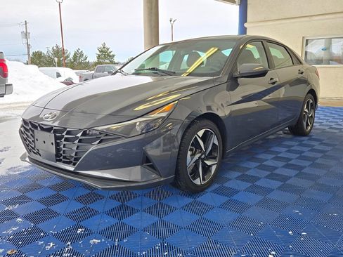 Used 2023 Hyundai Elantra SEL w/ Convenience Package image 3