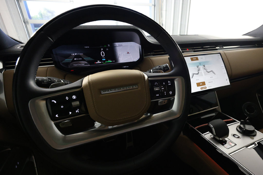 Used 2025 Land Rover Range Rover SE AWD/4WD image 19