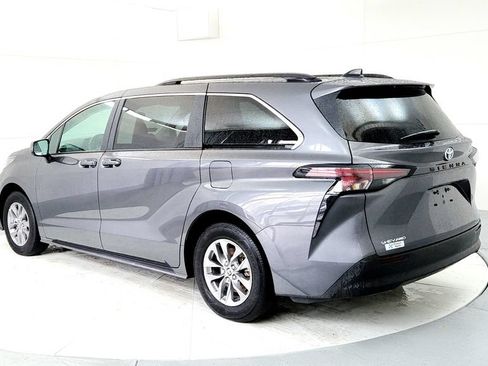 Used 2025 Toyota Sienna LE AWD/4WD image 4