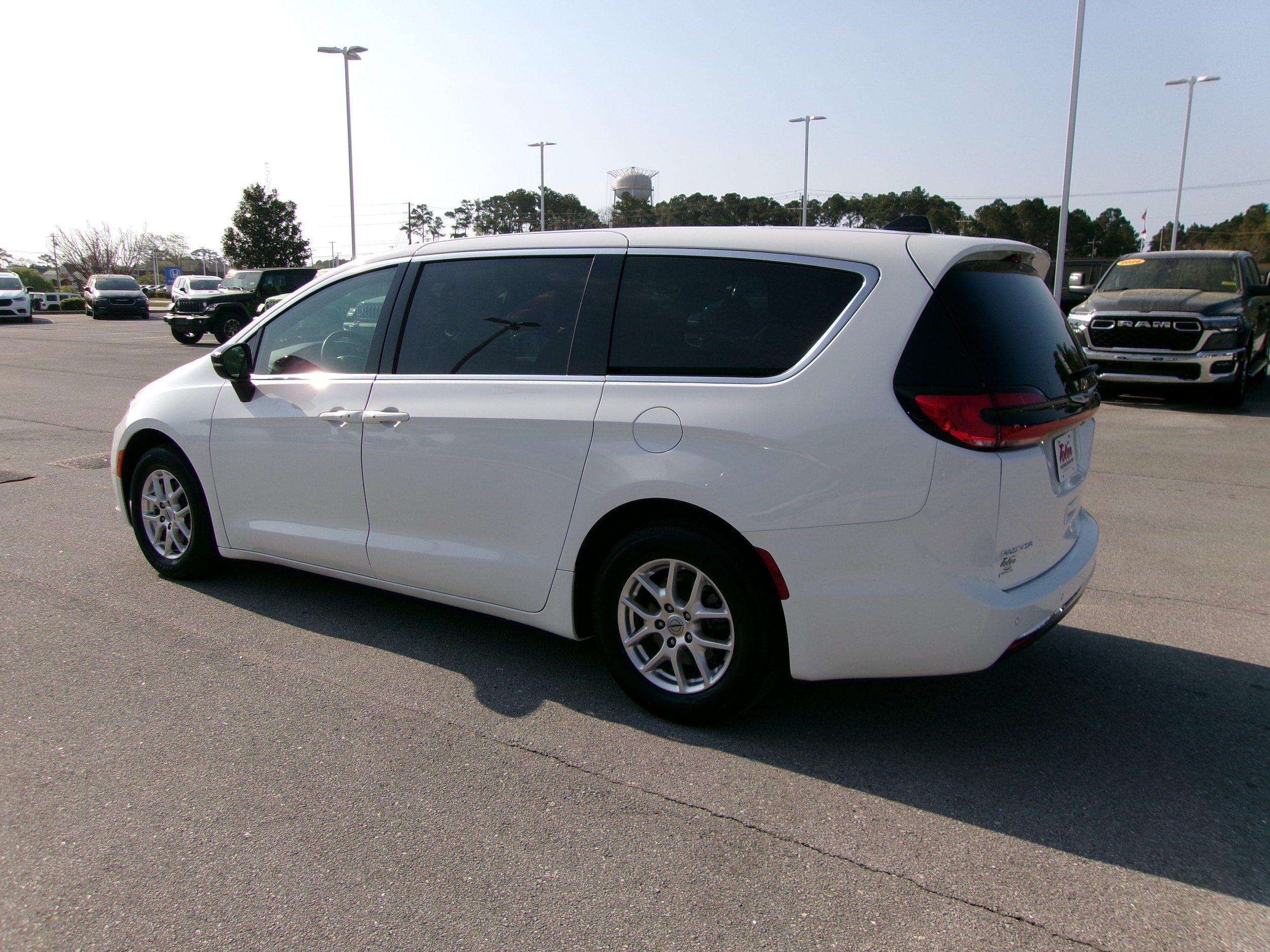 Used 2025 Chrysler Pacifica Select FWD image 3
