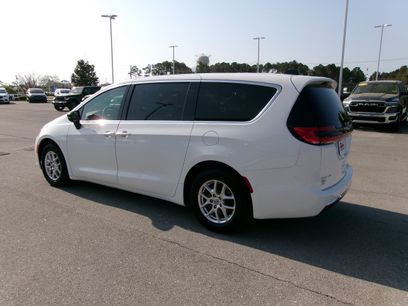 Used 2025 Chrysler Pacifica Select