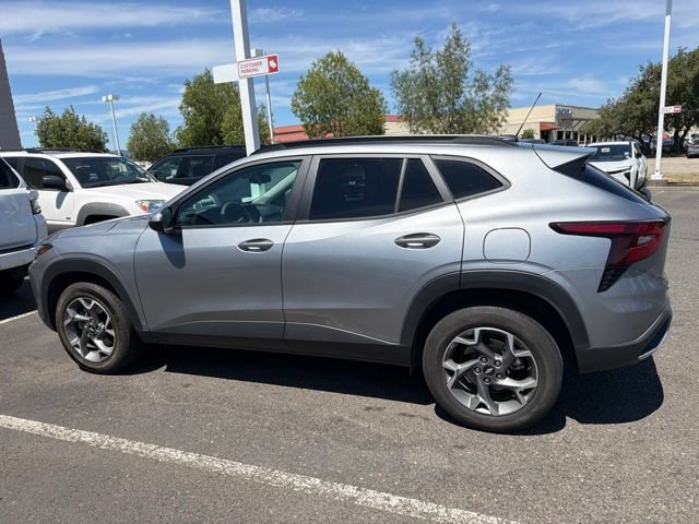 Used 2025 Chevrolet Trax LT FWD image 16