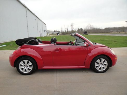 Used 2010 Volkswagen Beetle Final Edition FWD image 14