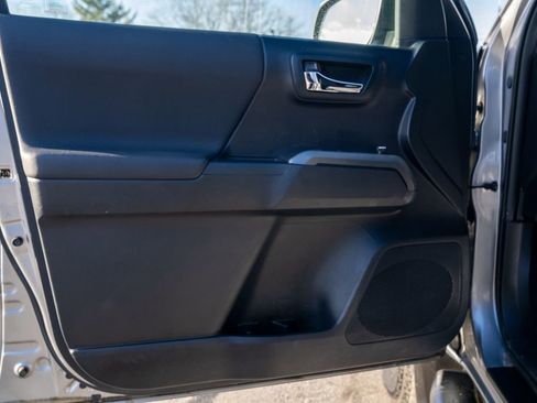 Used 2017 Toyota Tacoma TRD Sport image 18