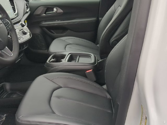 New 2027 Chrysler Pacifica Select FWD image 14