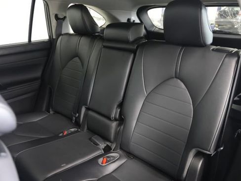Used 2021 Toyota Highlander XLE AWD/4WD image 35