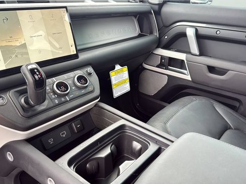Used 2024 Land Rover Defender 130 X-Dynamic SE AWD/4WD image 20