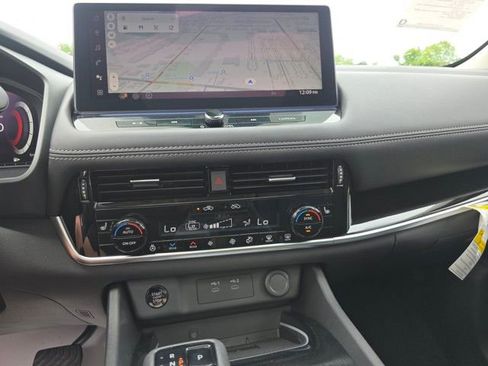 New 2025 Nissan Rogue SL w/ Tech Package image 17