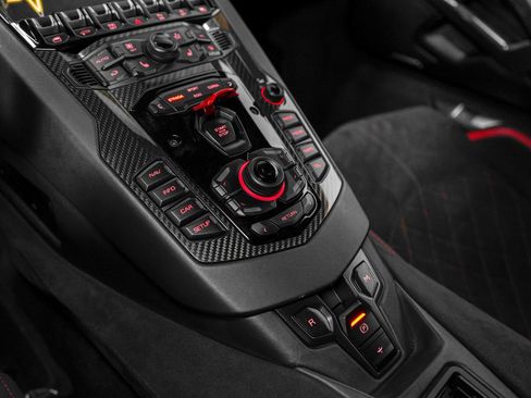 Used 2018 Lamborghini Aventador S image 42