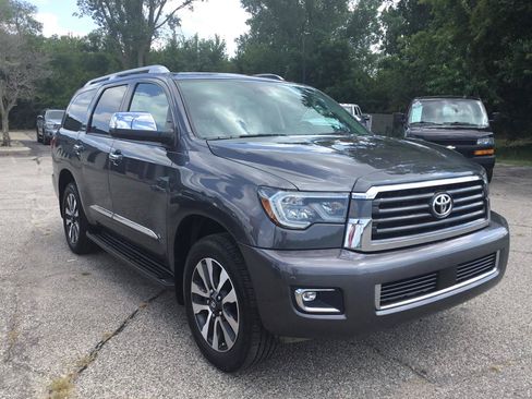 Used 2021 Toyota Sequoia Limited w/ Safety & Convenience Package AWD/4WD image 4