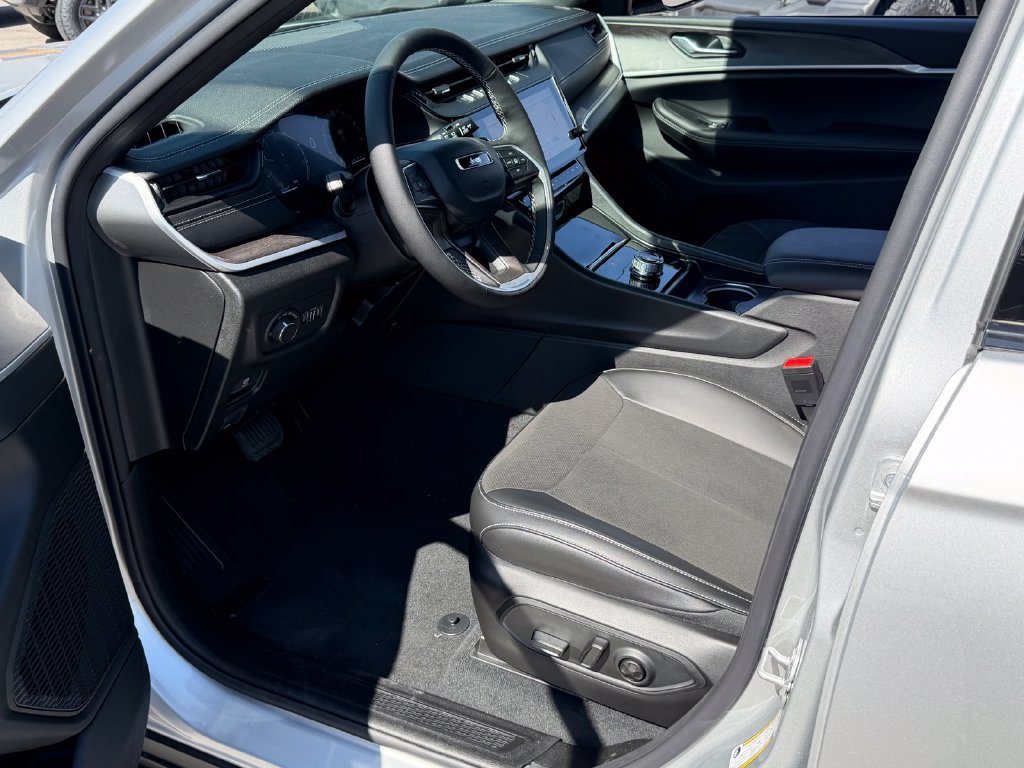 New 2026 Jeep Grand Cherokee Altitude RWD image 11