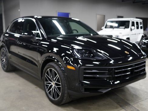 Used 2024 Porsche Cayenne AWD/4WD image 7