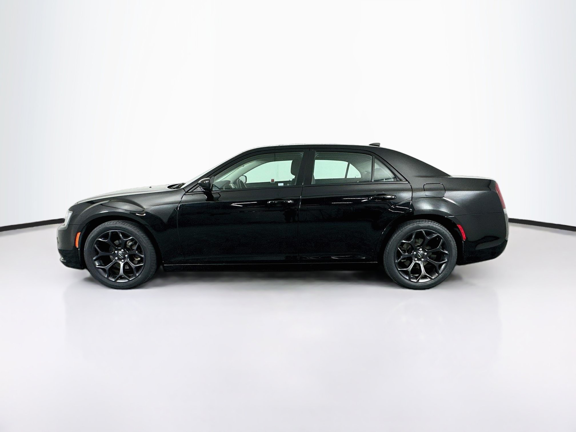 Used 2019 Chrysler 300 Touring w/ Sport Appearance Package RWD image 4