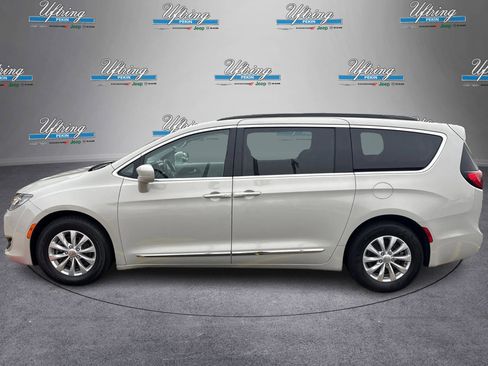 Used 2017 Chrysler Pacifica Touring-L image 6