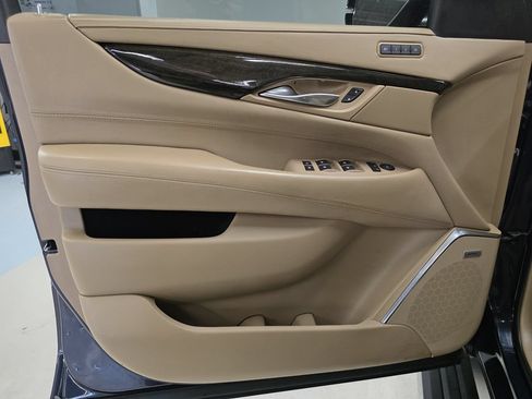 Used 2018 Cadillac Escalade Platinum AWD/4WD image 18