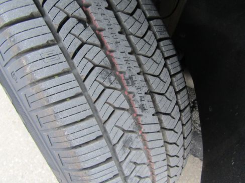 Used 2023 GMC Acadia SLT image 32