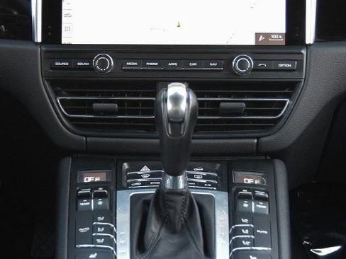 Used 2020 Porsche Macan image 22