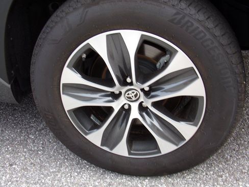 Used 2025 Toyota Highlander XLE AWD/4WD image 18