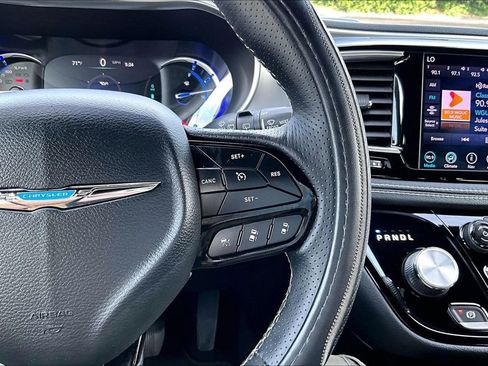 Used 2020 Chrysler Pacifica Limited w/ Advanced Safetytec Group FWD image 19