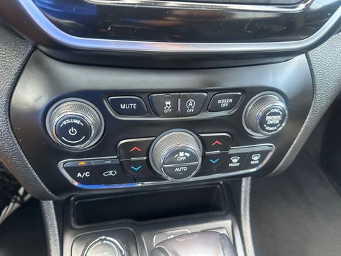 Used 2021 Jeep Cherokee Limited w/ Elite Package AWD/4WD image 24