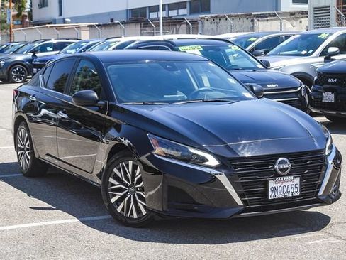 Used 2024 Nissan Altima 2.5 SV FWD image 2